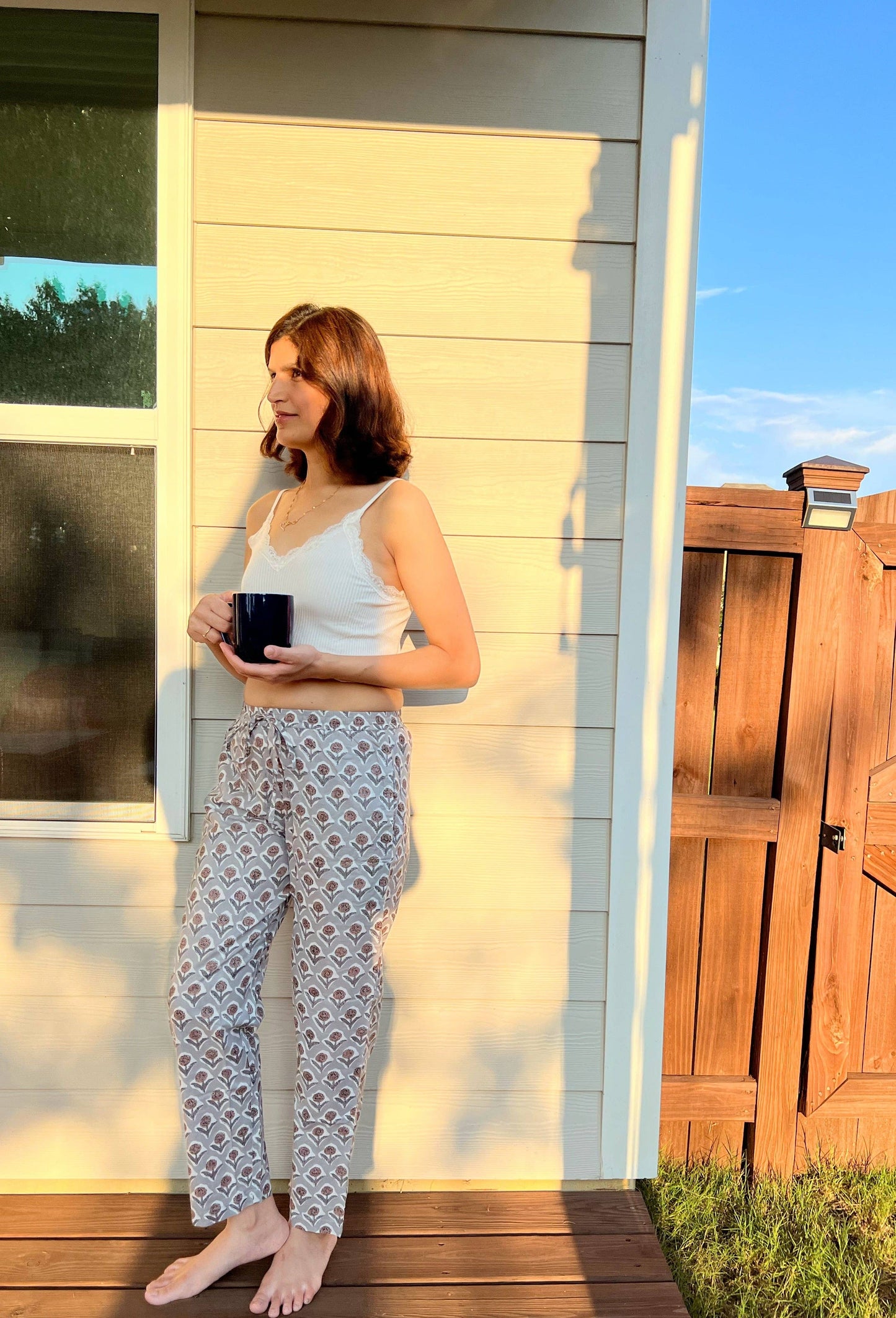 Preshrunk, 100% cotton.Adjustable waistband, big pockets. Comfy and breathable 100% cotton floral lounge and sleep pants with an adjustable waistband, deep side pockets, and a beautiful floral print.