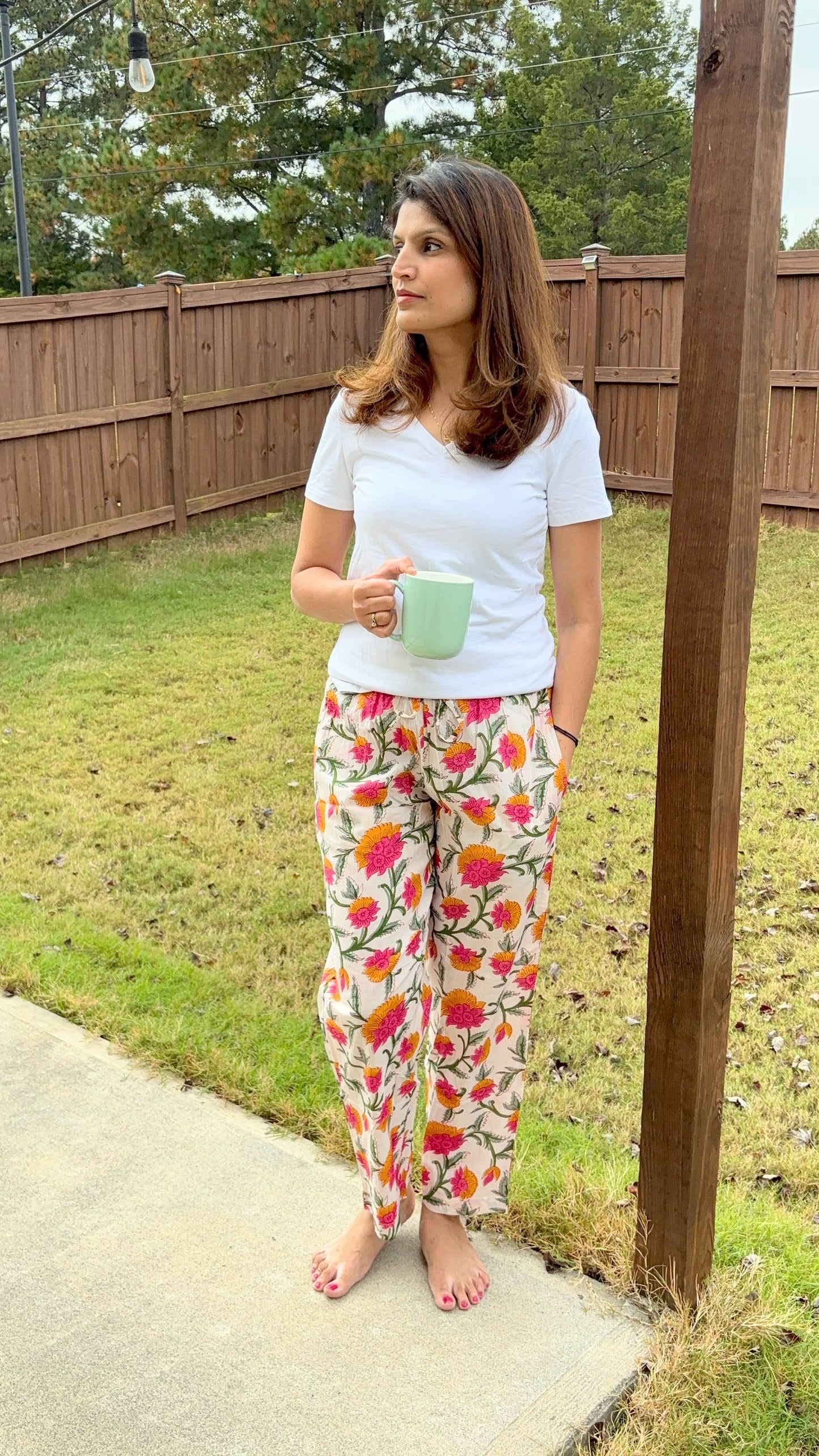 Preshrunk, 100% cotton.Adjustable waistband, big pockets. Comfy and breathable 100% cotton floral lounge and sleep pants with an adjustable waistband, deep side pockets, and a beautiful floral print.