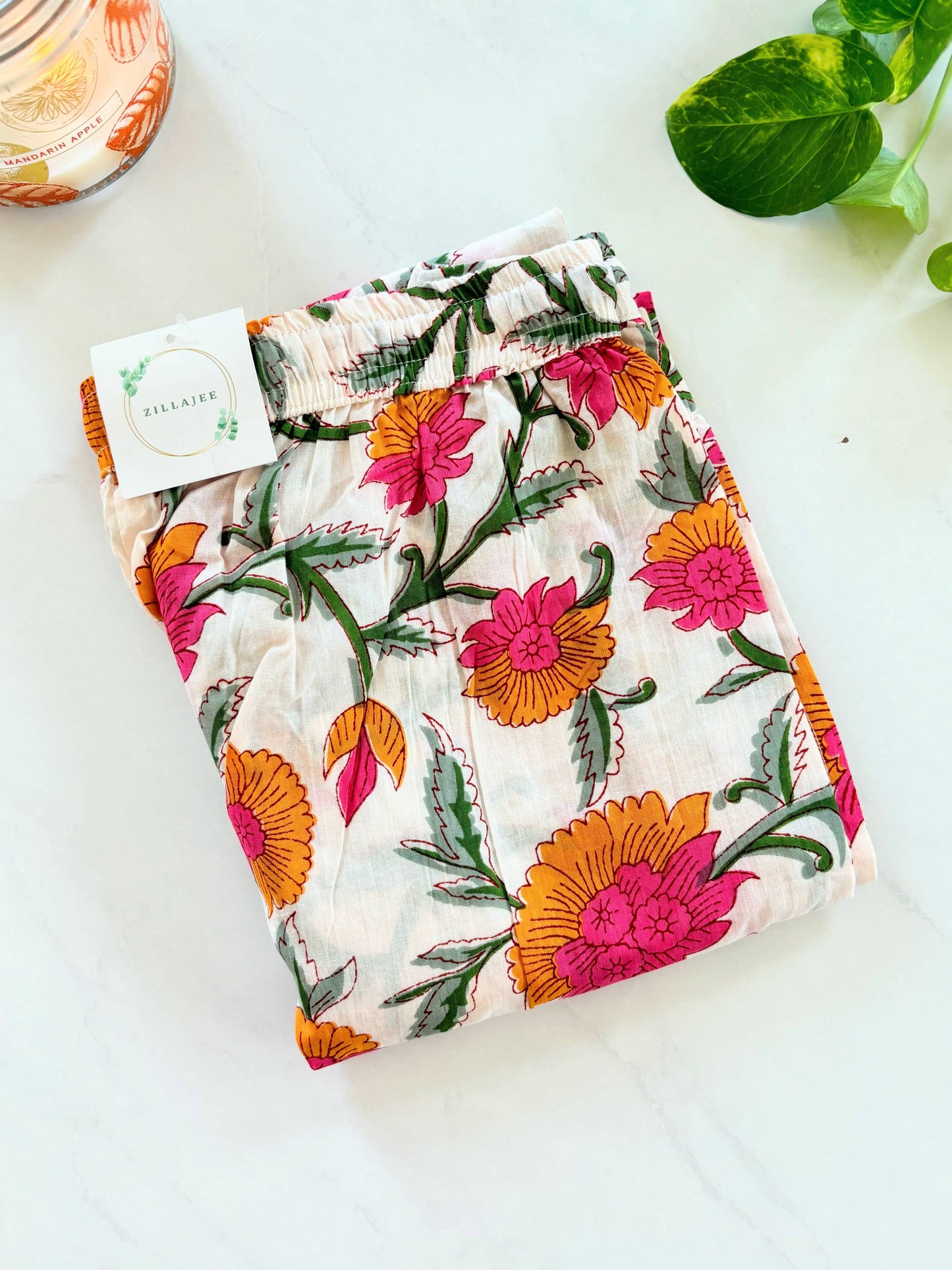 Preshrunk, 100% cotton.Adjustable waistband, big pockets. Comfy and breathable 100% cotton floral lounge and sleep pants with an adjustable waistband, deep side pockets, and a beautiful floral print.