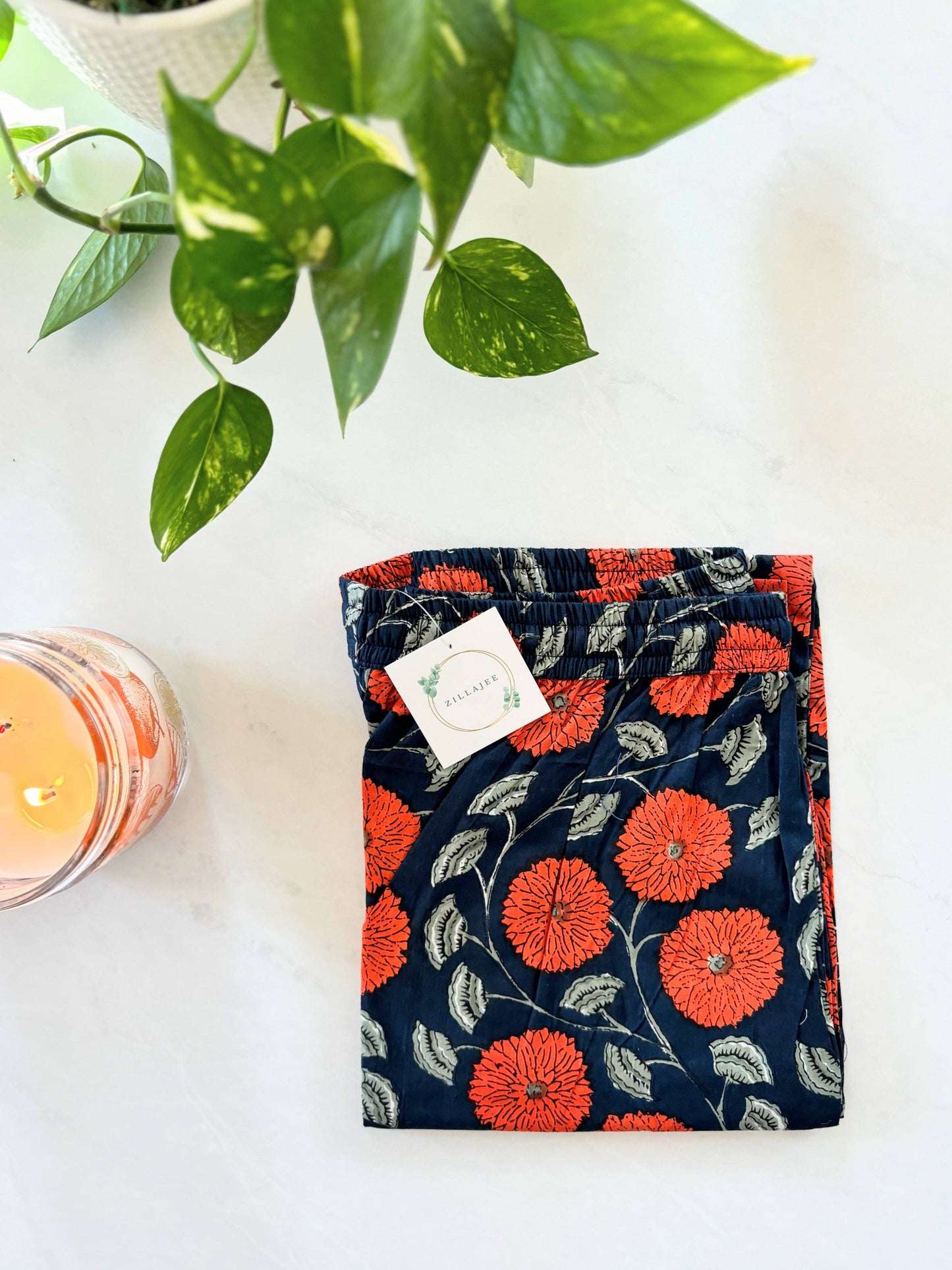 Preshrunk, 100% cotton.Adjustable waistband, big pockets. Comfy and breathable 100% cotton floral lounge and sleep pants with an adjustable waistband, deep side pockets, and a beautiful floral print.
