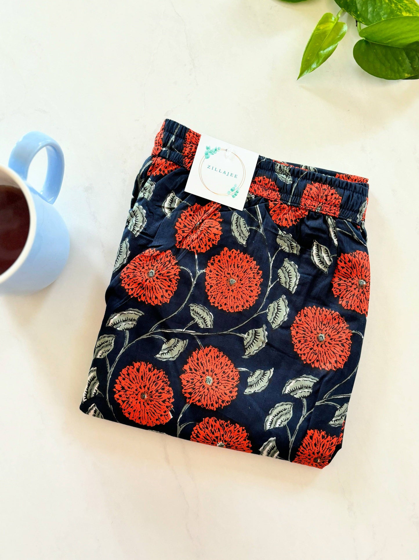Preshrunk, 100% cotton.Adjustable waistband, big pockets. Comfy and breathable 100% cotton floral lounge and sleep pants with an adjustable waistband, deep side pockets, and a beautiful floral print.