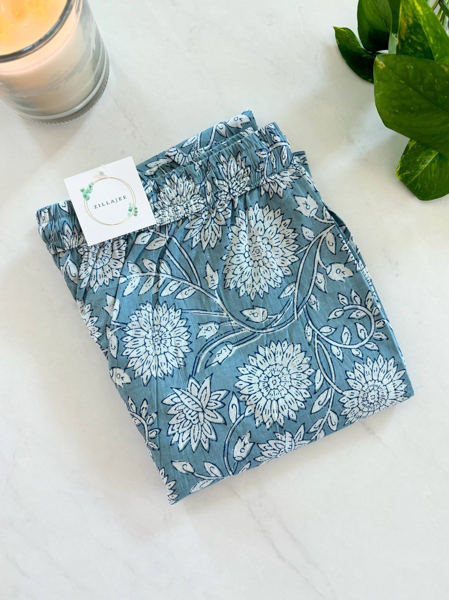 Preshrunk, 100% cotton.Adjustable waistband, big pockets. Comfy and breathable 100% cotton floral lounge and sleep pants with an adjustable waistband, deep side pockets, and a beautiful floral print.